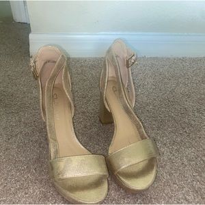 ✨gold platform sandals✨